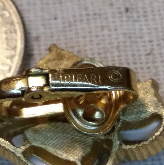 Trifari Gold Milk Teardrop Clip on Earrings Midcentury Vintage - Picture 7 of 7